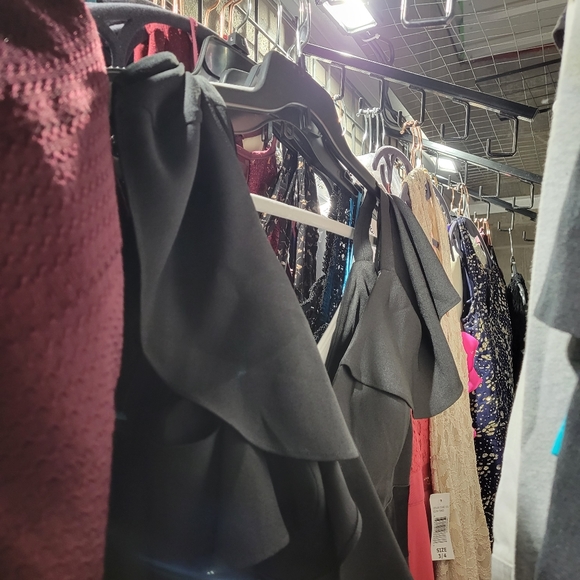 Wholesale 25pc NWT BUNDLES of clothing. GIANT mystery bundles. - Picture 8 of 12